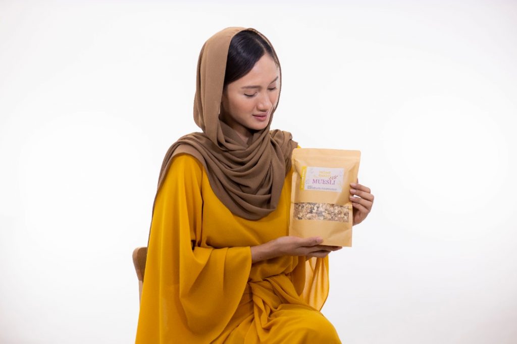 Local artist Lofea with Muesli