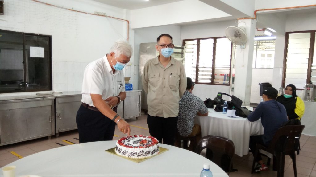 Phee (left) and Chris Lee at the cake cutting ceremony.