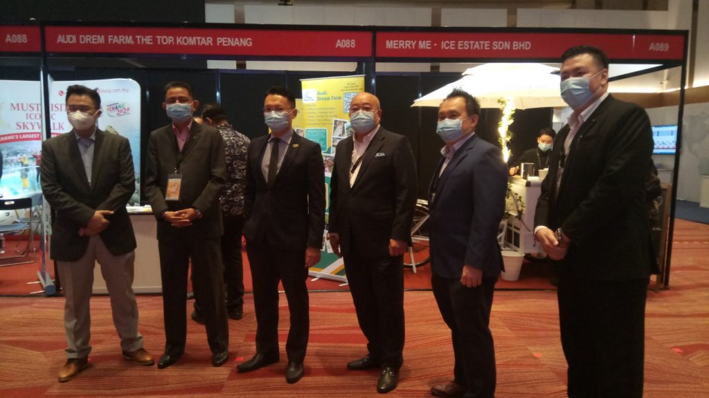 Yeoh (third from left) with MAH members.