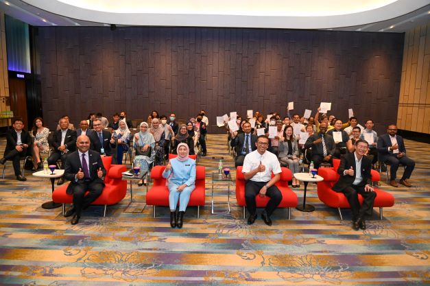 YB Dato Sri Hajah Nancy Shukri with Programme Participants