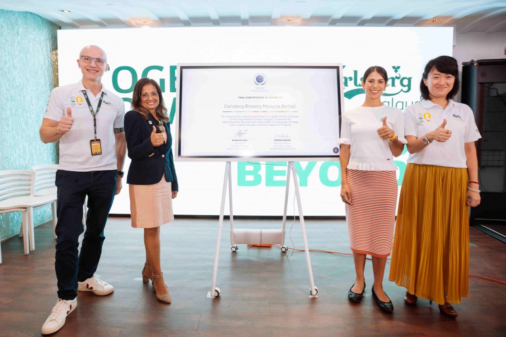 Carlsberg M'sia renews its commitment to Climate Governance M'sia (Dr. Kalanithi Nesaretnam-2nd fr left) & UNGCMYB (Shanta Dwarkasing-2nd fr right) (3)