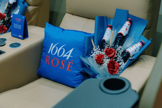 Get your complimentary 1664 Rosé beer bouquet together with an eclusive 1664 Rosé pillows