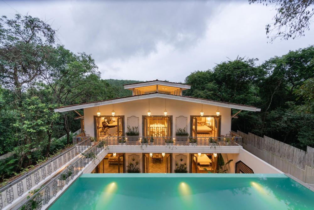 Estate de Escobar - Poolside area at dusk