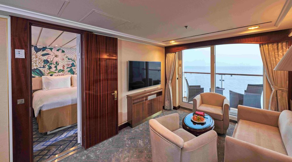 6. Resorts World One Palace Suite