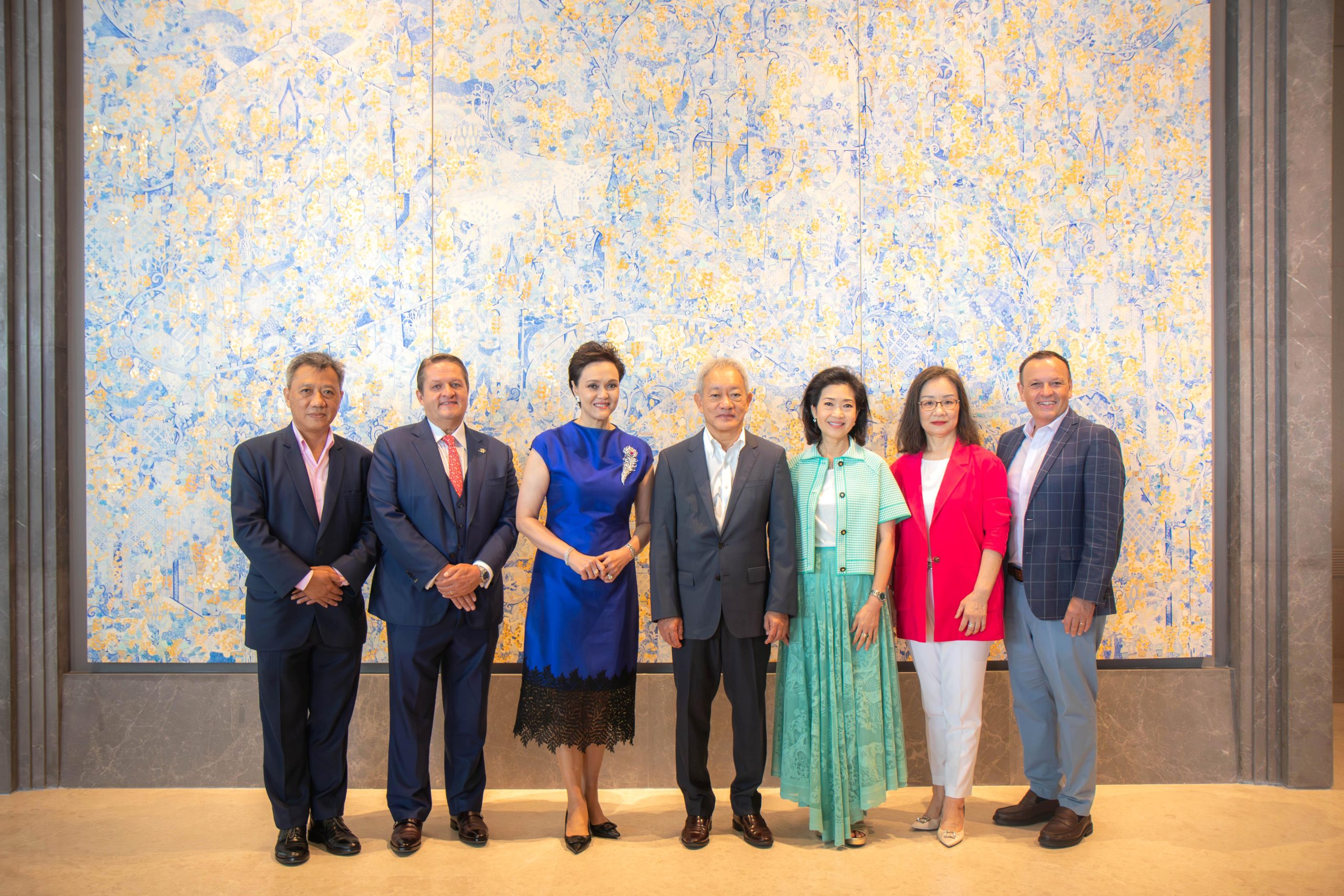 Reopening-Dusit-Thani-Bangkok-group-photo-scaled