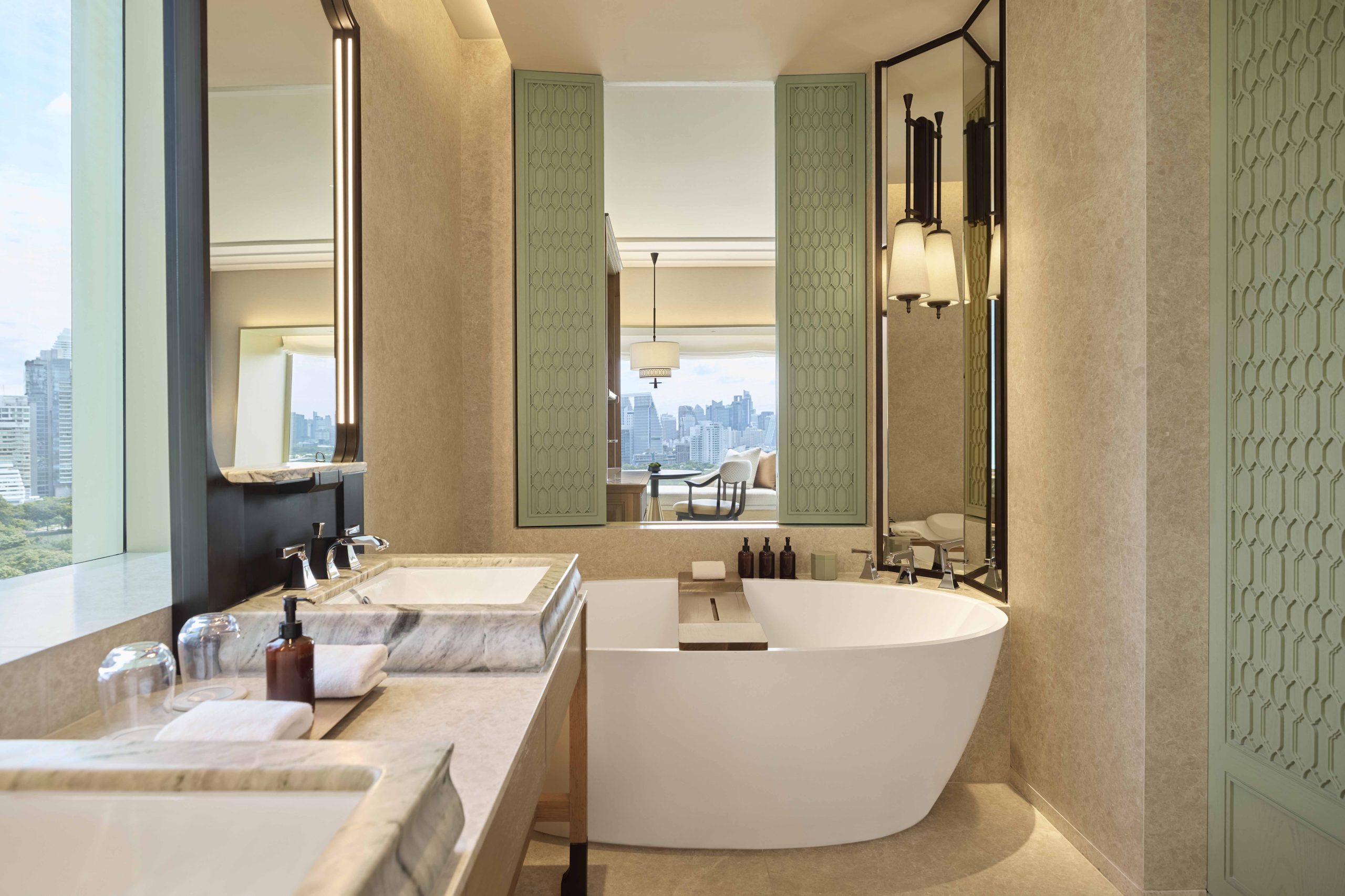 dusit-thani-bangkok-accommodation-deluxe-corner-king-bathroom-scaled