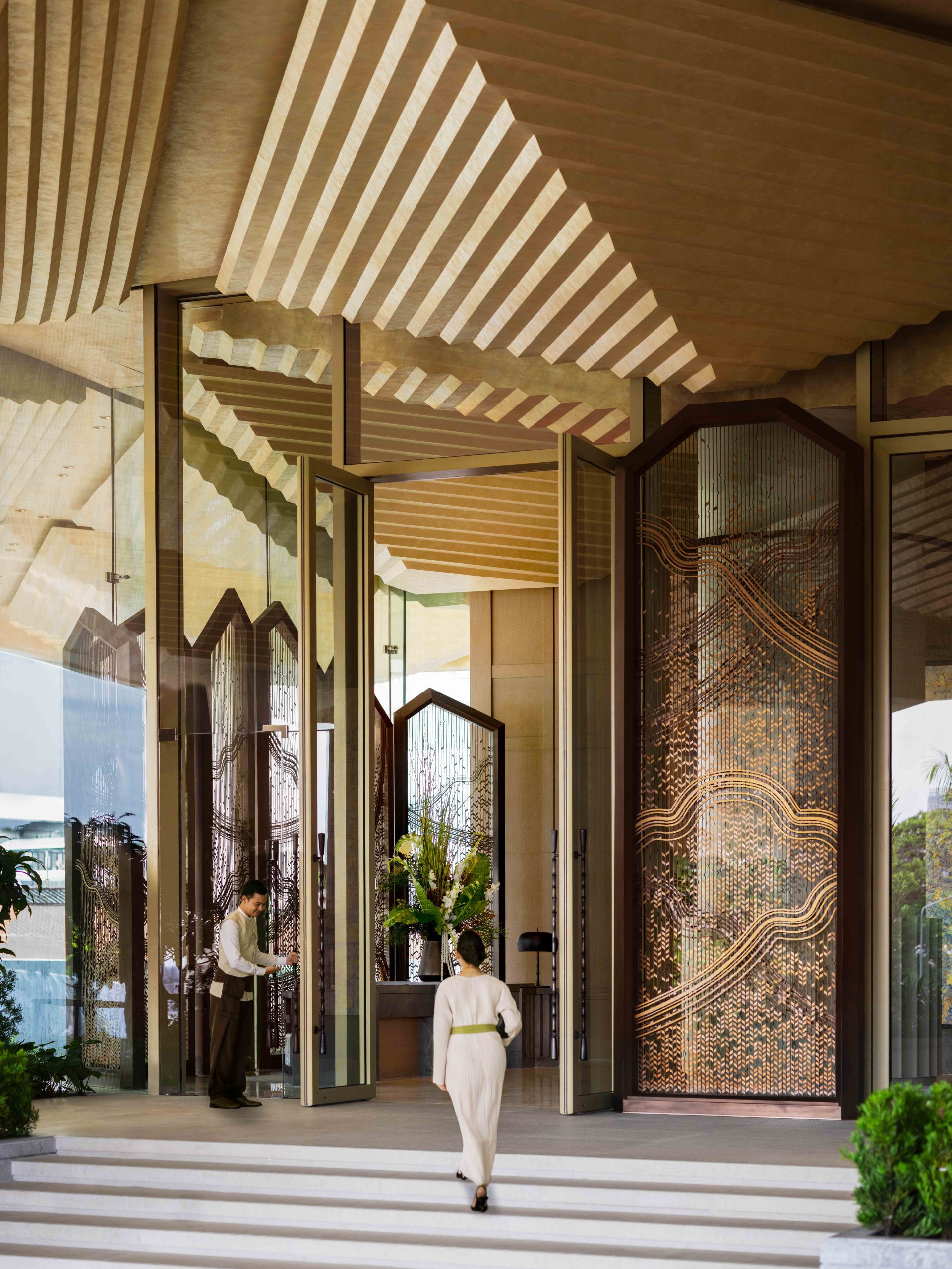 dusit-thani-bangkok-entrance-scaled